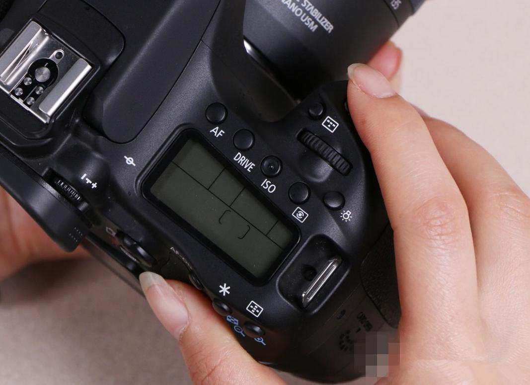 佳能80d好还是尼康d7100好,买佳能80d还是尼康d800好