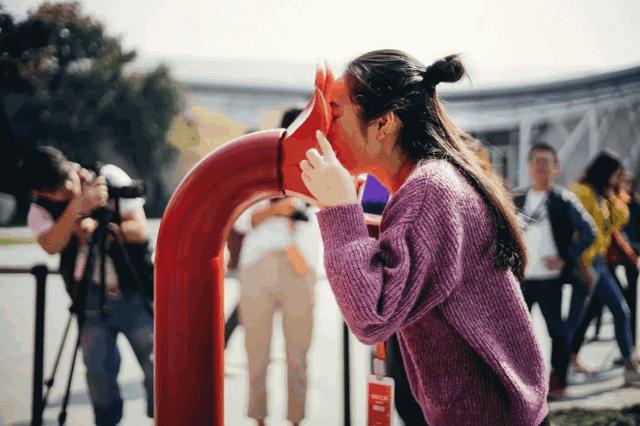 2018ADM有一张可以睡100人的床，大家躺平纯聊天……