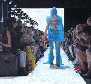 谜之时尚！看完2018年度大牌的奇葩单品，从来没这么心疼过有钱人