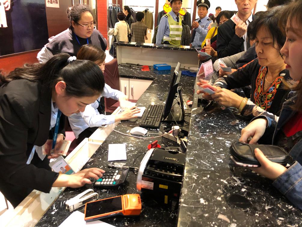 剁剁剁！今天经视砍价王在汉口北掀起了一场超热的千人团购！