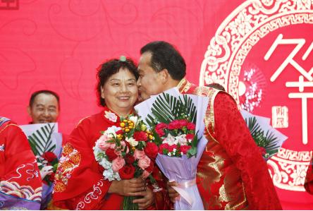 为金婚夫妇“补办”婚礼新希望·鼎晟物业首届“久久节”落幕
