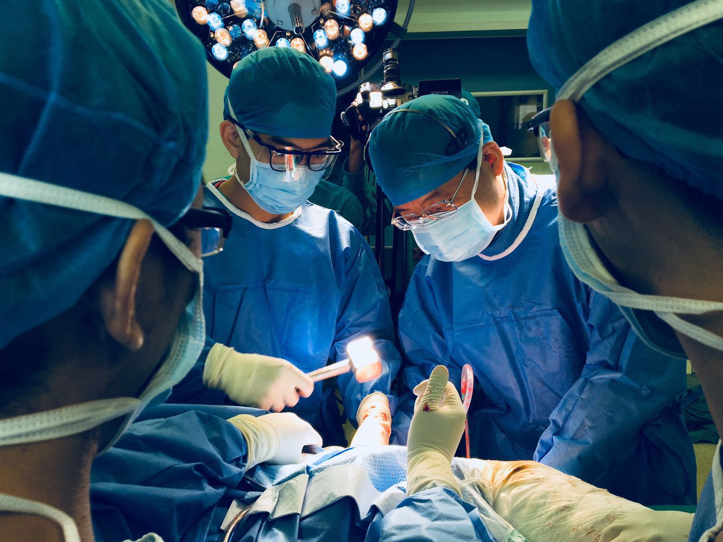 老年人骨质增生的原因有哪些,老年人腰部骨质增生怎么治疗最好