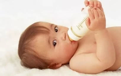 一个月的宝宝喂奶瓶的正确姿势,宝宝躺着用奶瓶喂奶的正确姿势