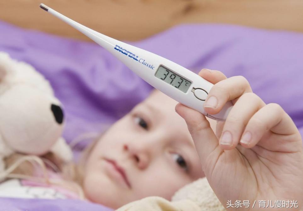 宝宝发烧不用奶瓶喝水怎么办,宝宝不发烧能用退热贴吗