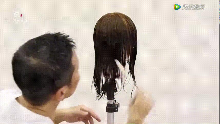 剪发时怎样才能快速弄干净碎发,零基础女士长碎发剪发教程