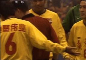 他是川足旗帜，曾向裁判下跪也曾为队友出头受伤，被球迷称为大侠