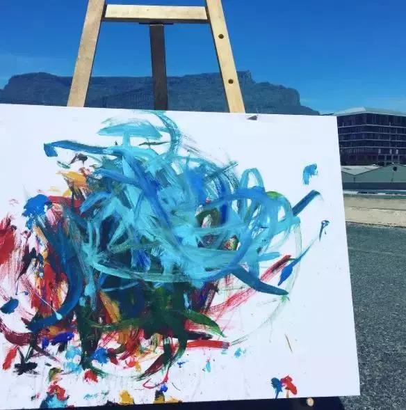 一头猪画画卖30万,一头猪随便画的画竟然要17万