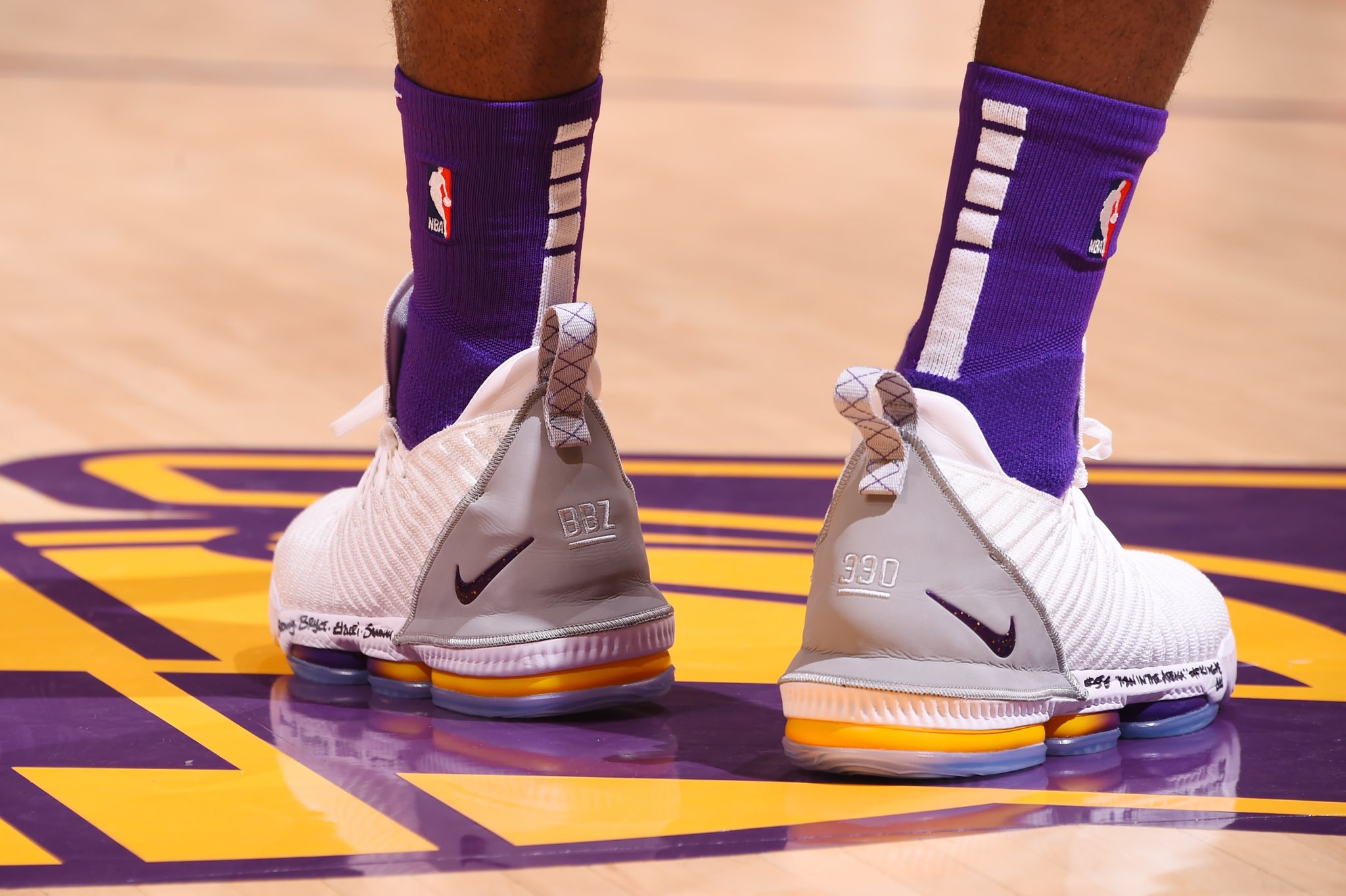 NBA今日球鞋精选：库里唐斯上脚万圣节特别款罗斯50分战靴诞生