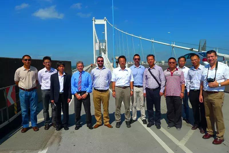 南岸这群人：在港珠澳大桥上铺路！铺成世界之最！