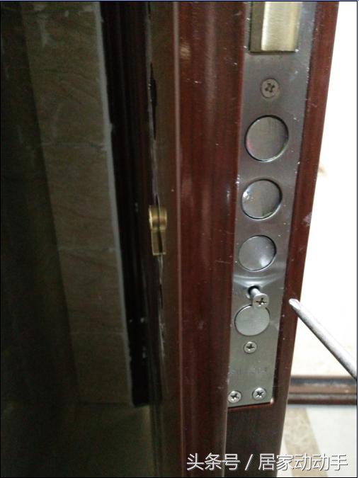 门锁锁芯拆装,智能锁安装师傅更换锁芯