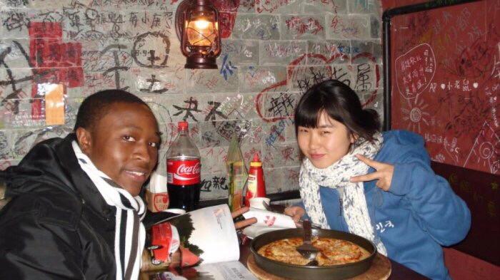 赖在广州不肯走的黑人,都靠什么养活自己?当地人:主要干这些事