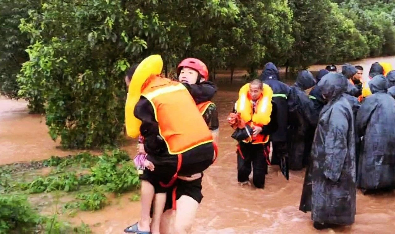 致敬逆行英雄|德阳最帅男团队长陈伟，肩负生命不能承受之重