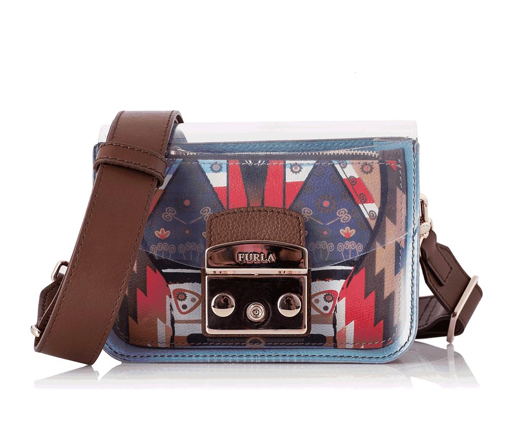 普通包包背腻了，试试“PVC”元素的包包吧，时髦吸睛很高级