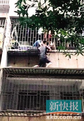 5岁男童头卡防盗网外卖小哥救人,快递员徒手爬5楼救男童