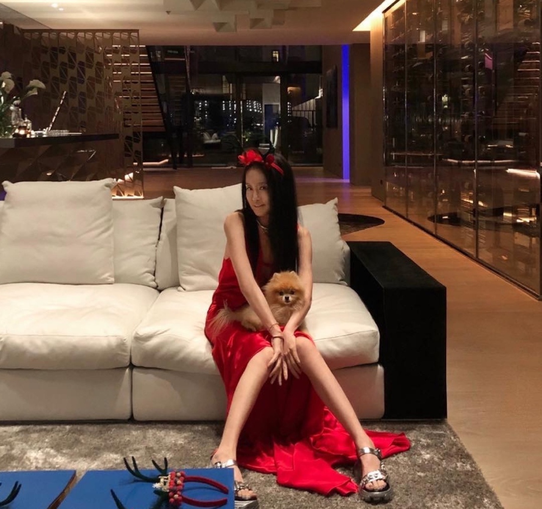 我真服了！70岁王微微有老人脸，但看到这玉女腿少女身材闭嘴了