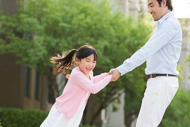 “转账爸爸”火了，火得很病态，是在害女儿