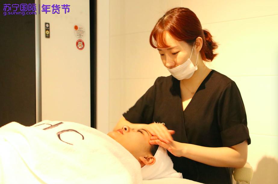 杨超越水光肌的秘密？苏宁国际年货节赴韩国AHC揭秘