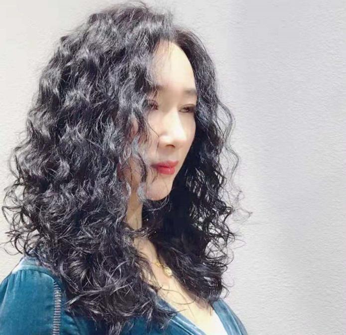 女人过了50岁发型首选烫小卷,50岁女人烫满头小卷