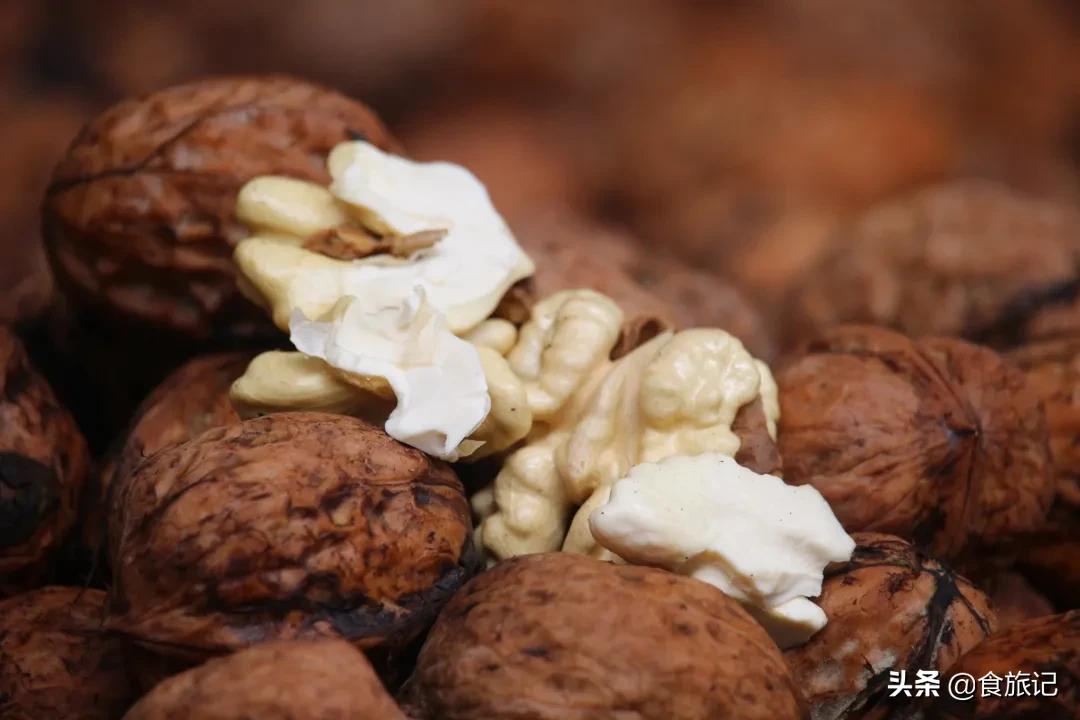 大凉山自然成熟的绿皮核桃,大凉山去青皮鲜核桃果肉饱满