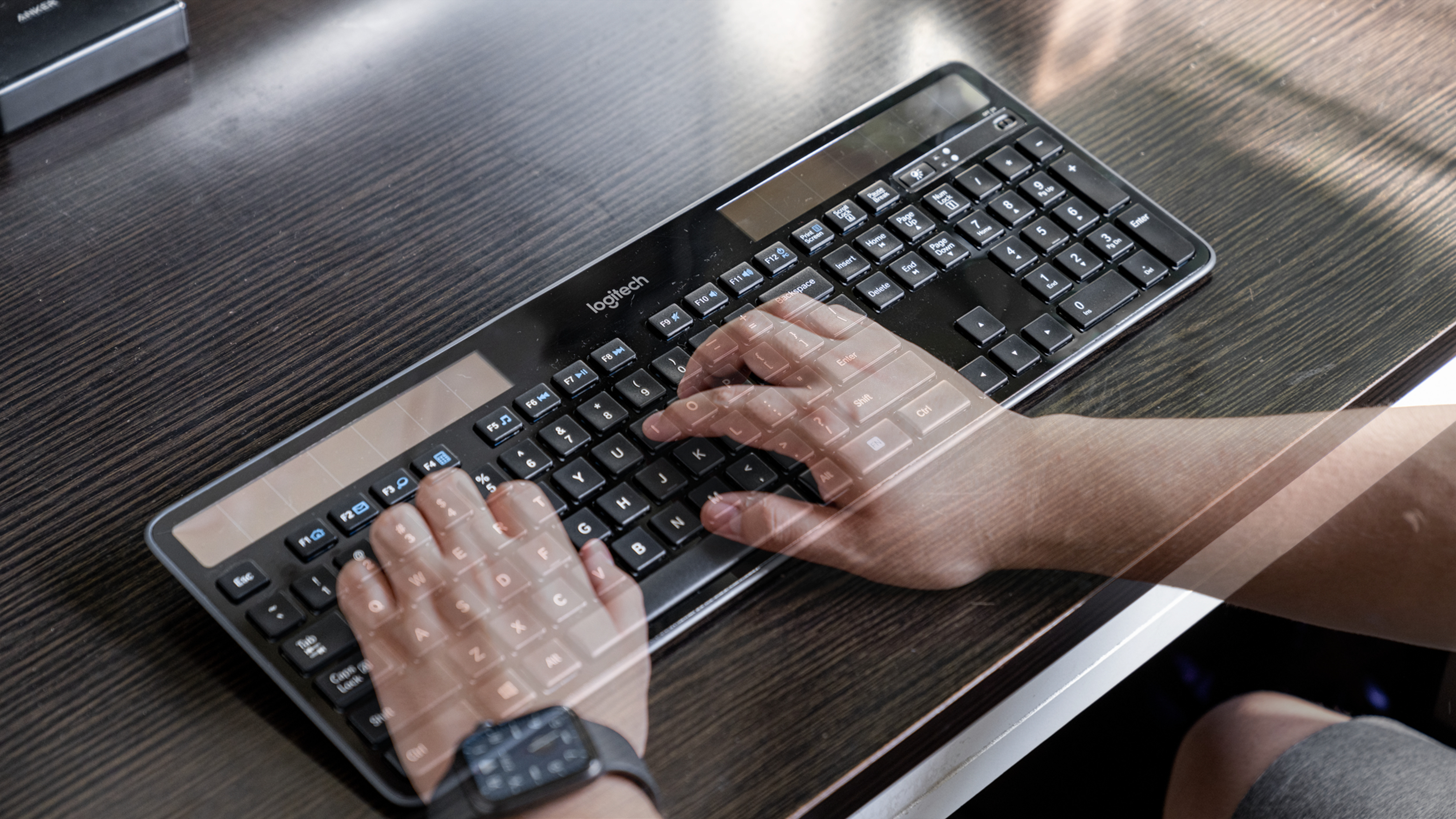 罗技键盘780和罗技k750,罗技k750无线键盘有电池的吗