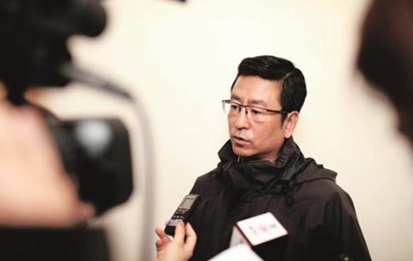 央视白岩松：被自杀拒天价死守央视，今又因国籍风波“败”给儿子