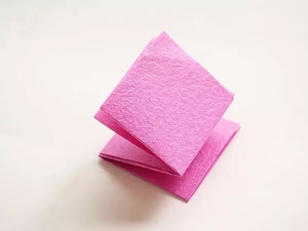 有颜色的玫瑰是怎么做出来的,白玫瑰怎么做七彩玫瑰