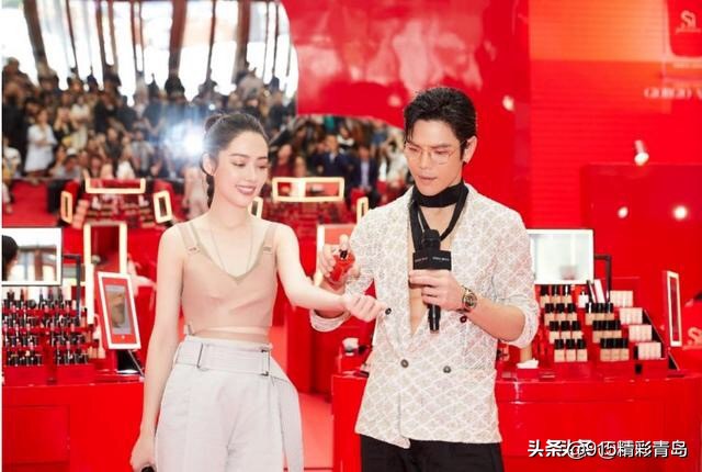 郭碧婷向佐阿玛尼合影,阿玛尼向佐郭碧婷