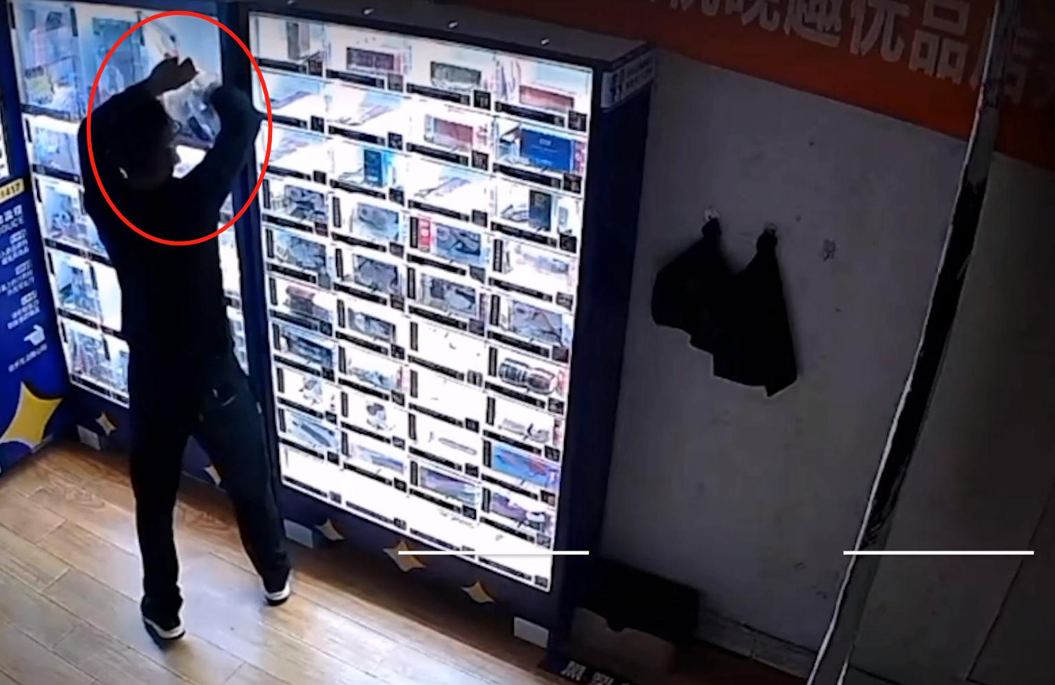 男子凌晨偷硅胶,男子偷充气玩具在店里