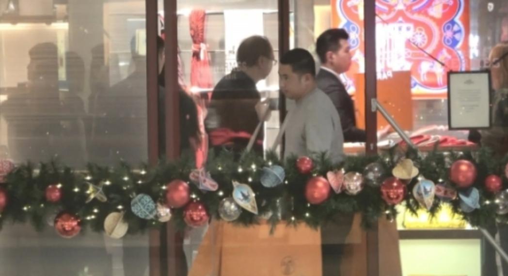 香港女首富甘比黑裙出席典礼,香港女首富甘比不输邓文迪