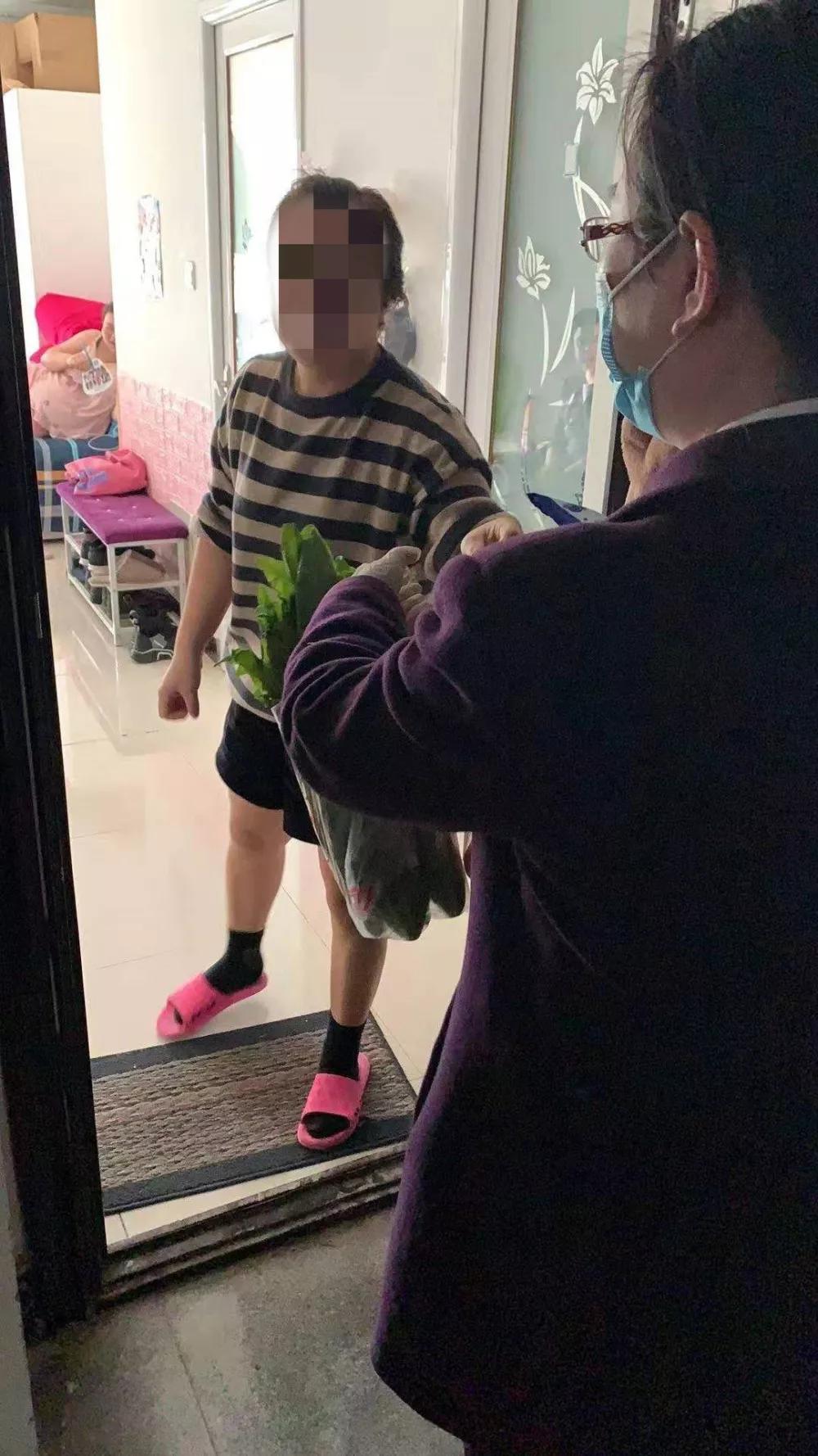 疫情无情人有情爱心蔬菜送一线,疫情无情民生有爱送菜到家暖人心