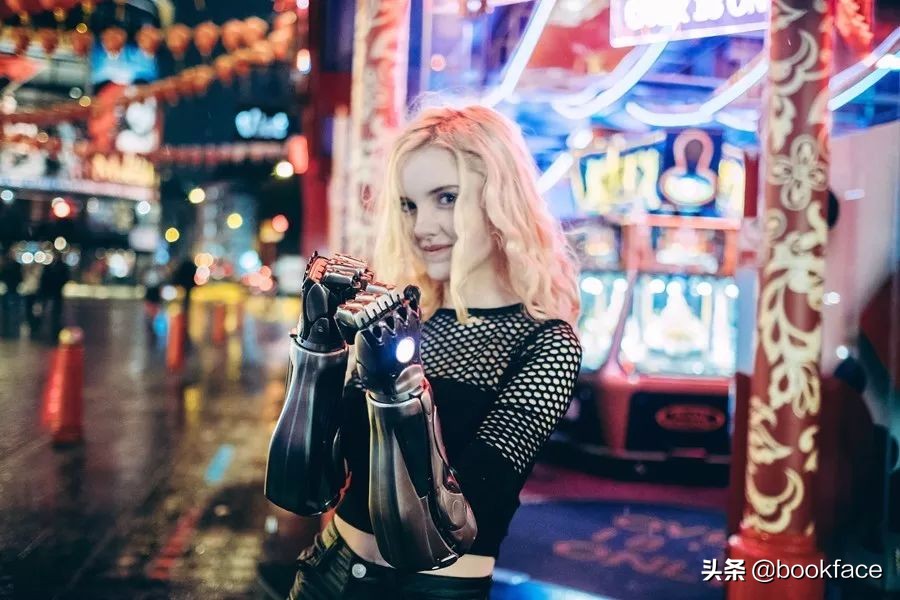 13岁无臂女孩成最酷“美妆博主”:不惧命运的人太酷了