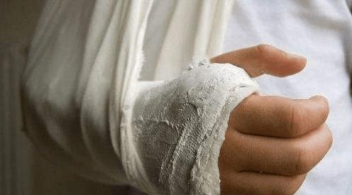 胳膊骨折之后，小凯变成“骨折凯”的治疗之路