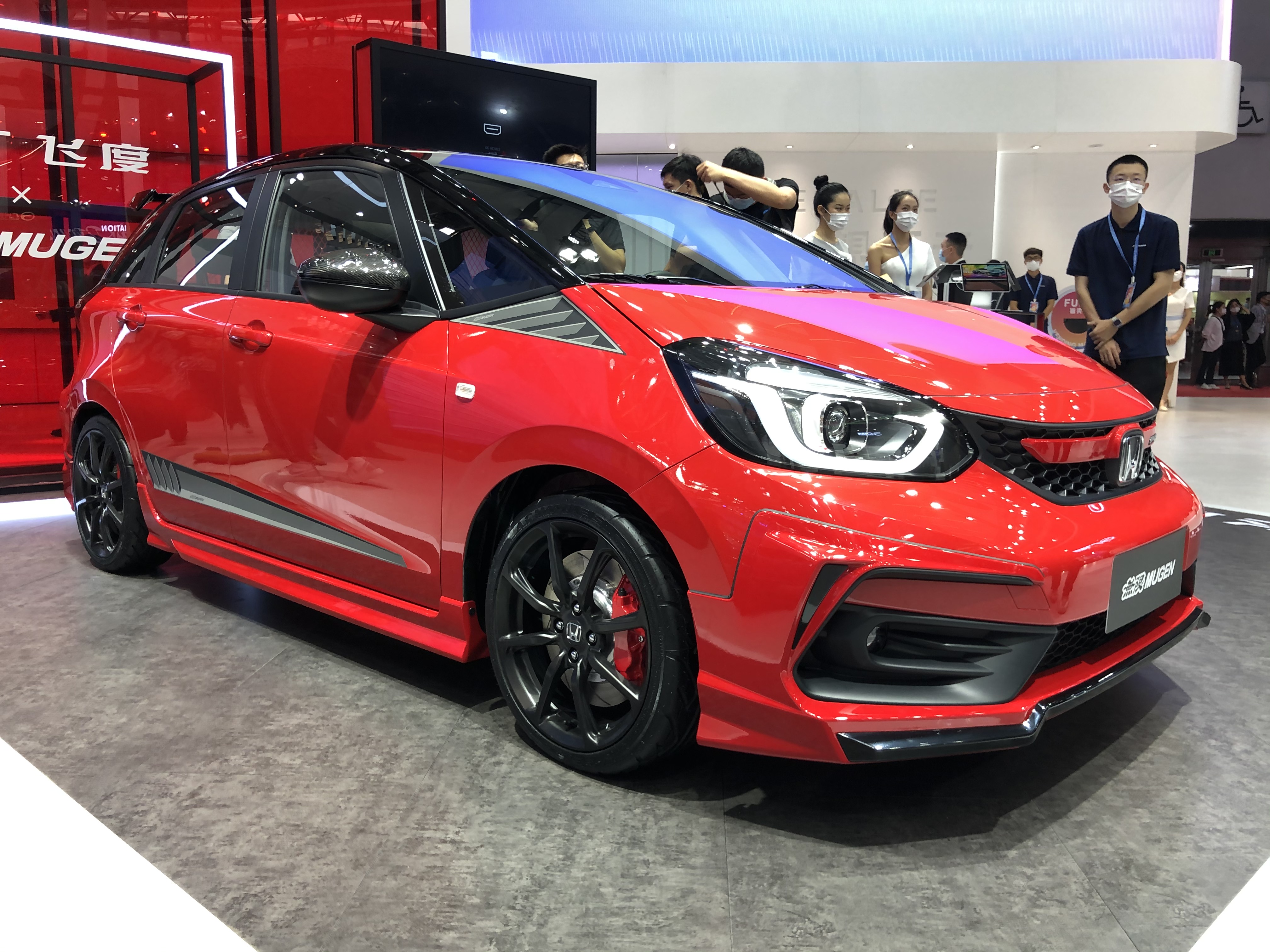 無限版飞度、好猫“如虎”，广州车展新车展台上的改装车也精彩