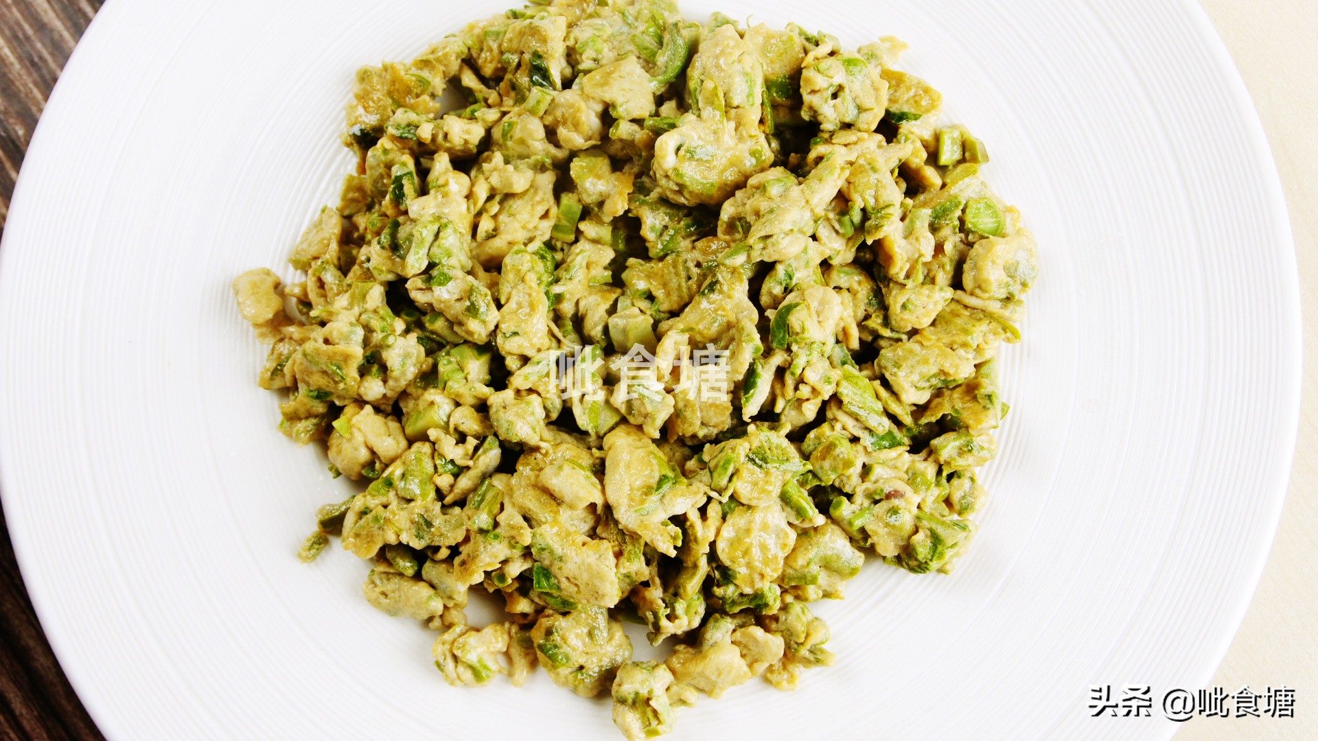 春天的香椿芽最好吃,香椿芽炒土鸡蛋图片