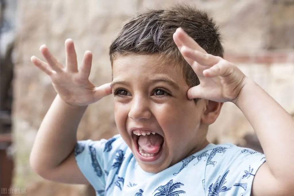 想摧毁一个孩子的自尊心和自信,摧毁一个孩子三次不理他就够了