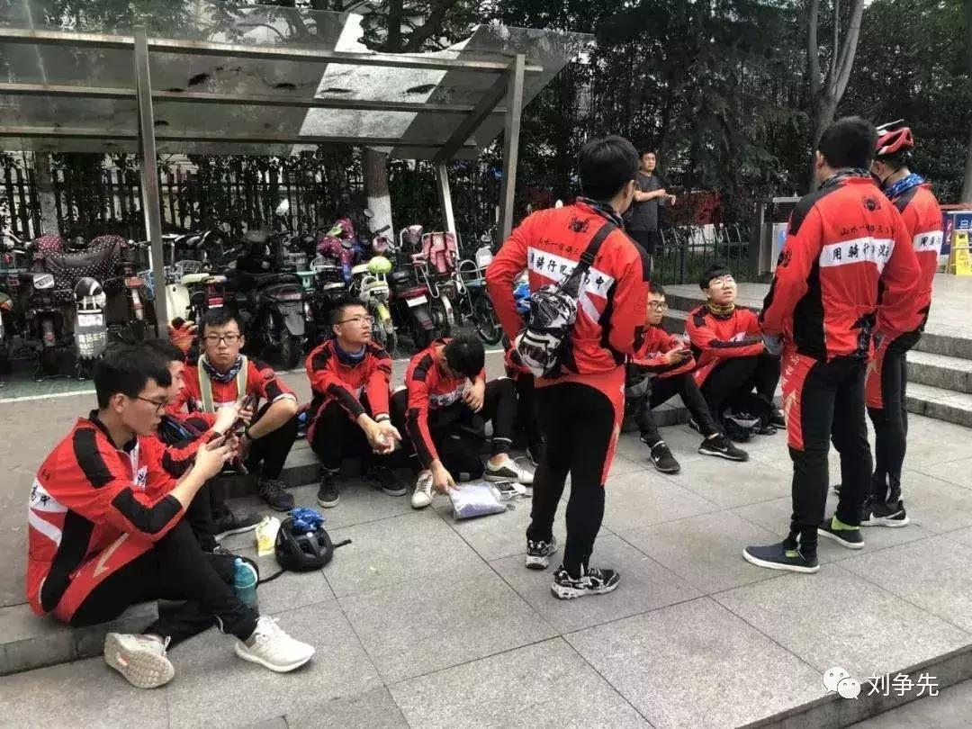 80后老师带11名毕业生骑行1800公里。校领导紧张，家长被气住院