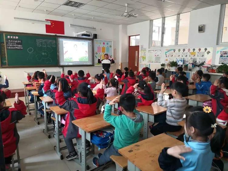 阳光小学的体育活动,阳光体育活动小学方案