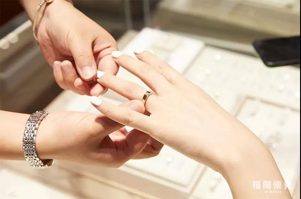 我膨胀了，在武商世贸广场的黄金珠宝手表区逛痴了迷