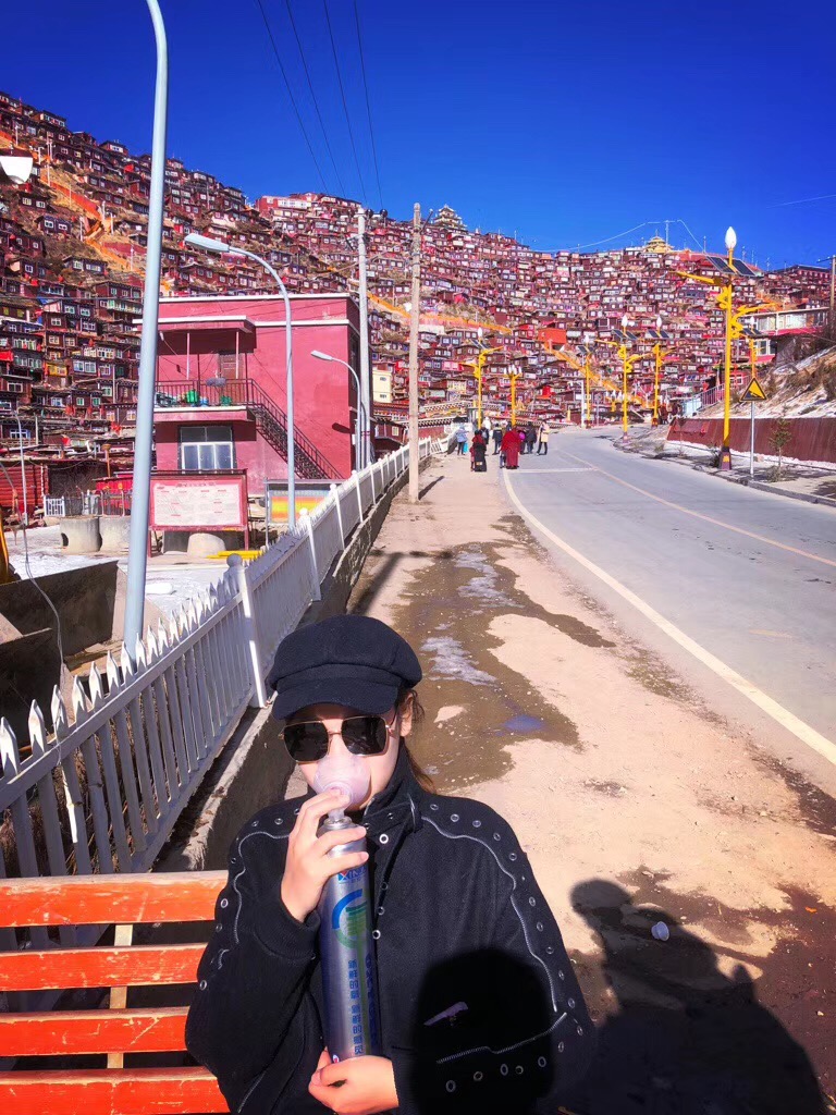 色达惊艳世界的佛国圣境,一身红衣隔红尘