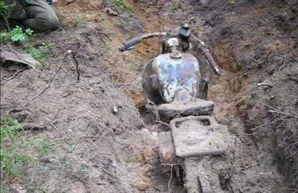 俄罗斯小伙挖掘二战物品,俄罗斯挖掘二战武器