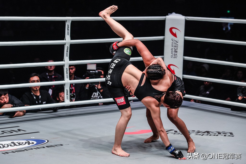 摔跤吧爸爸女儿和男孩比赛,摔跤吧爸爸女儿摔跤视频