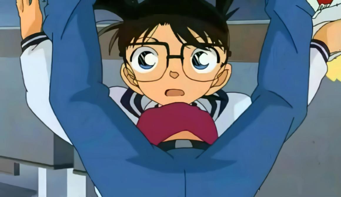 柯南抬头微笑,柯南中的帅气站位