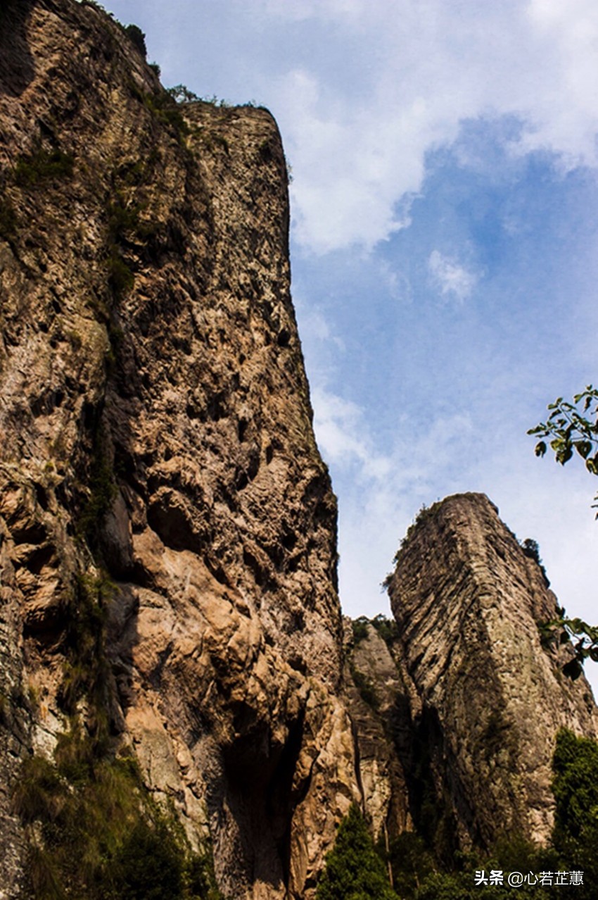 一座山可以用什么词来形容,形容一座山的风景词语