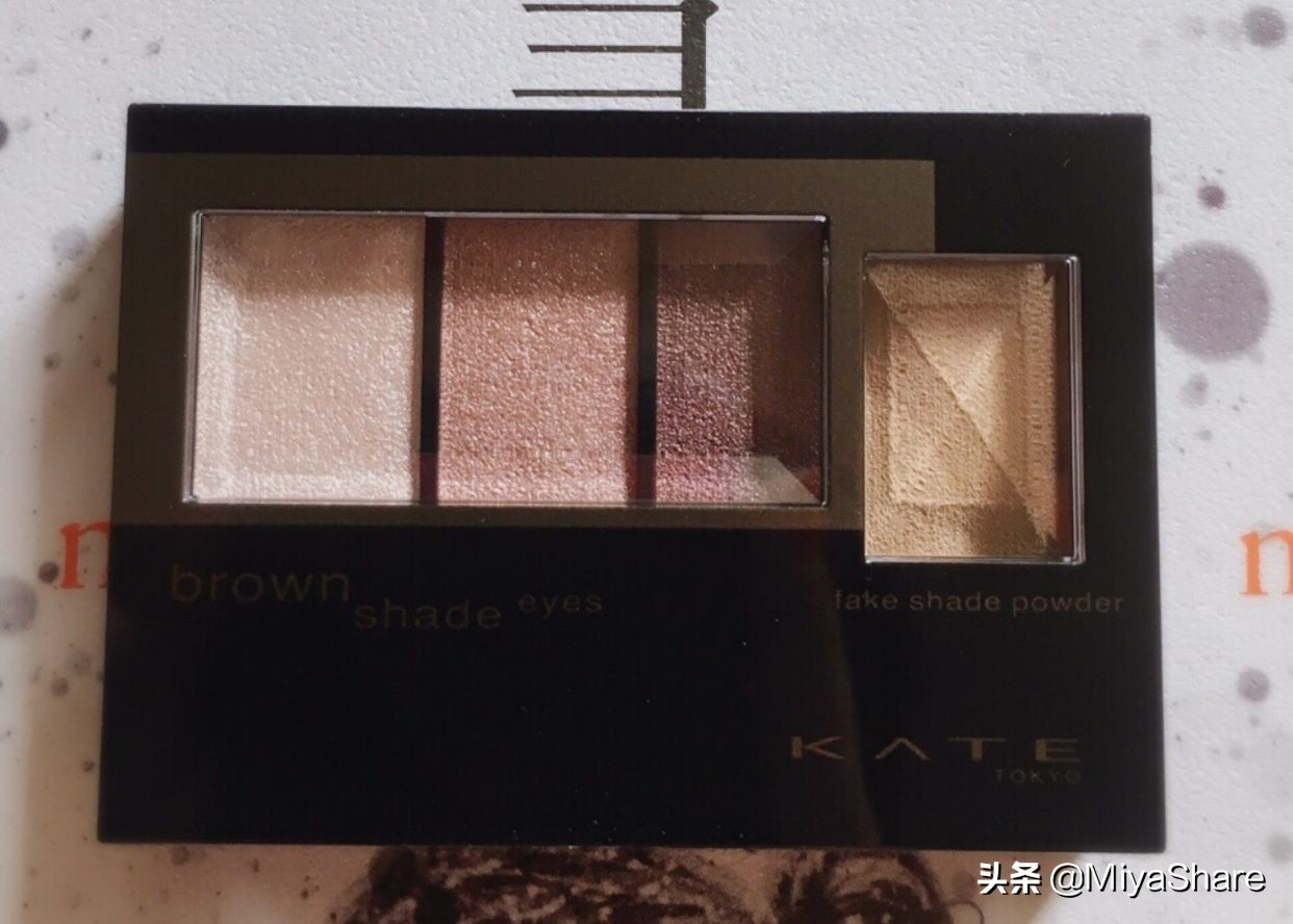 眼影画法首先选择颜色深的眼影,新手眼影入门画法和眼影配色