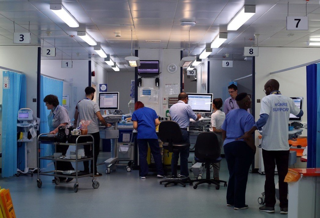 手机上网隔空看诊？英国具争议性的“远距医疗”