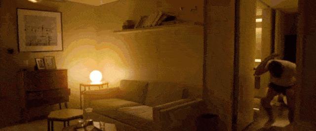 产后第一次下床疼得撕心裂肺,产后第一泡