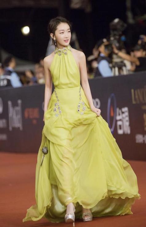 周冬雨冰蓝蝴蝶抹胸裙高定,周冬雨黑色露腰长裙解析