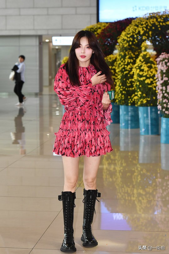 金泫雅蓝色碎花包臀裙 (金泫雅穿粉红色碎花裙)