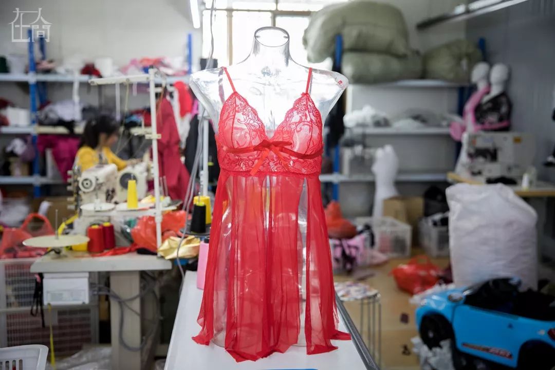 在人间丨情趣内衣小镇的乡村女工，每天往返于工厂与田地之间
