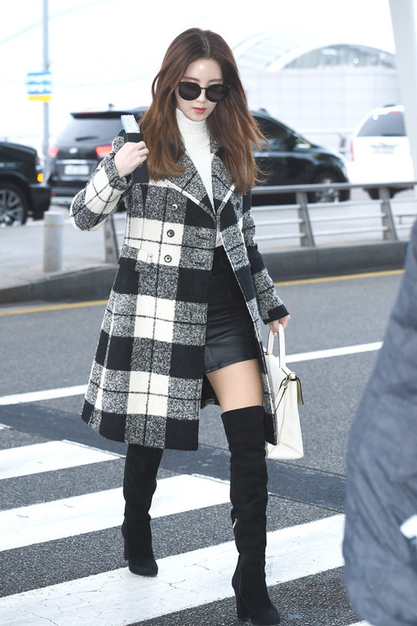 冬天大衣适合搭配什么样的包包,今年冬天穿的羊绒大衣怎么搭配